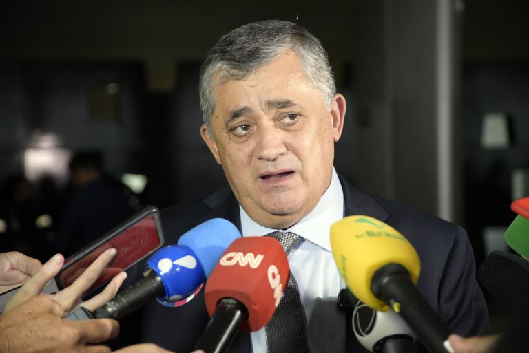 Deputado José Guimarães fala ao microfone
