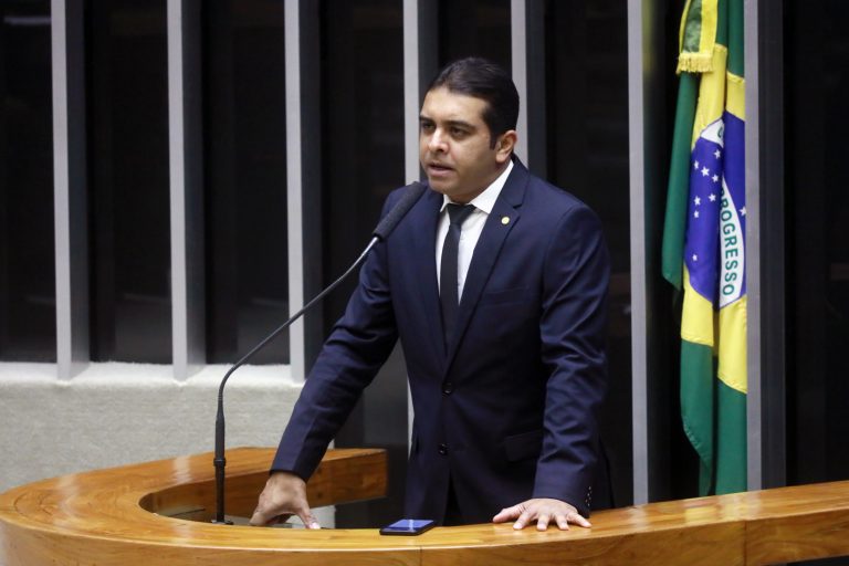 Deputados Fernando Rodolfo fala ao microfone