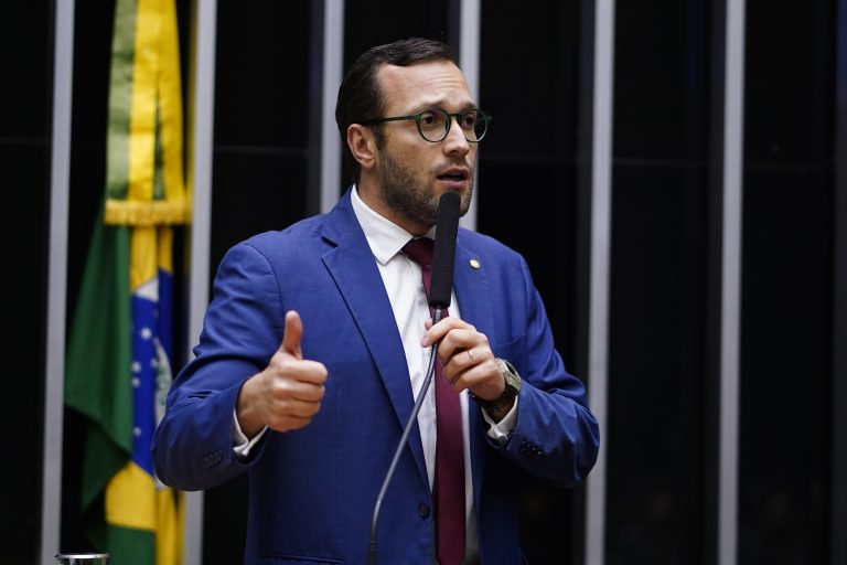 Deputado Filipe Barros discursa no Plenário da Câmara