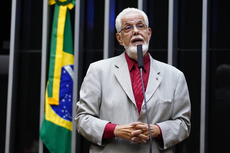 Deputado Jorge Solla fala ao microfone
