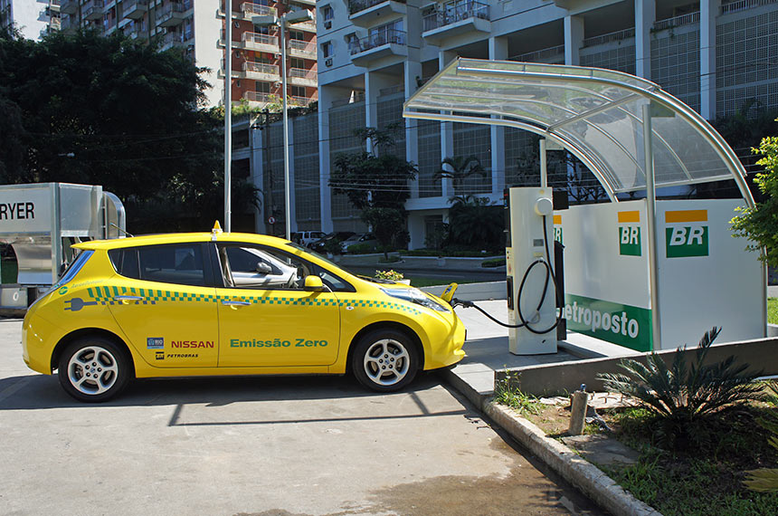 Rodovias federais deverão ter pontos de recarga de carro elétrico, prevê projeto