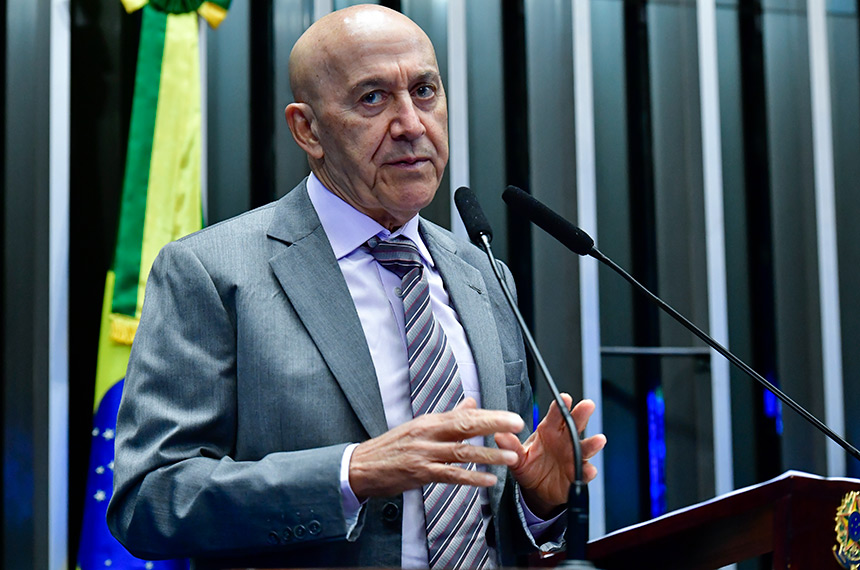 À tribuna, em discurso, senador Confúcio Moura (MDB-RO).