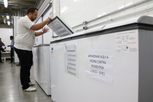 Vacinas contra a Mpox chegam ao Estado e municípios selecionados devem fazer busca ativa de público-alvo