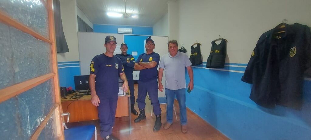 Vereador Ademir Santana visita base da GCM no Bonança