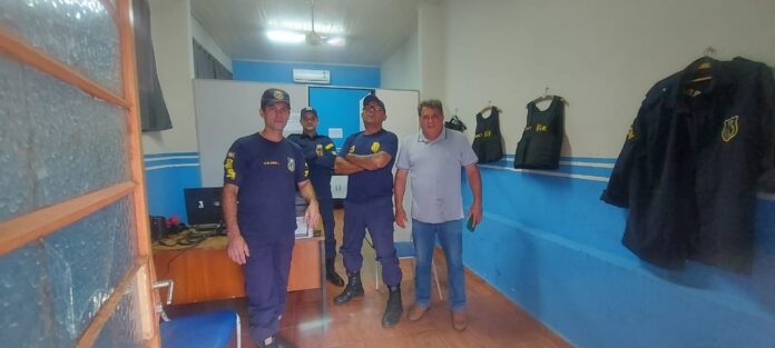 Vereador Ademir Santana visita base da GCM no Bonança
