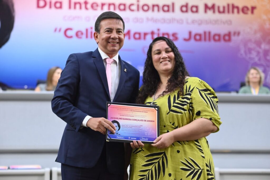 Vereador Coronel Villasanti homenageia professora e empresária em comemoração ao Dia Internacional da Mulher
