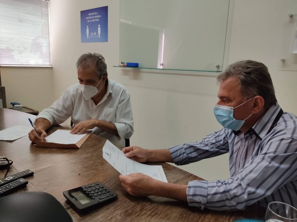Vereador Zé da Farmácia agradece ao diretor da Águas Guariroba, por atendimento no bairro Cidade Morena