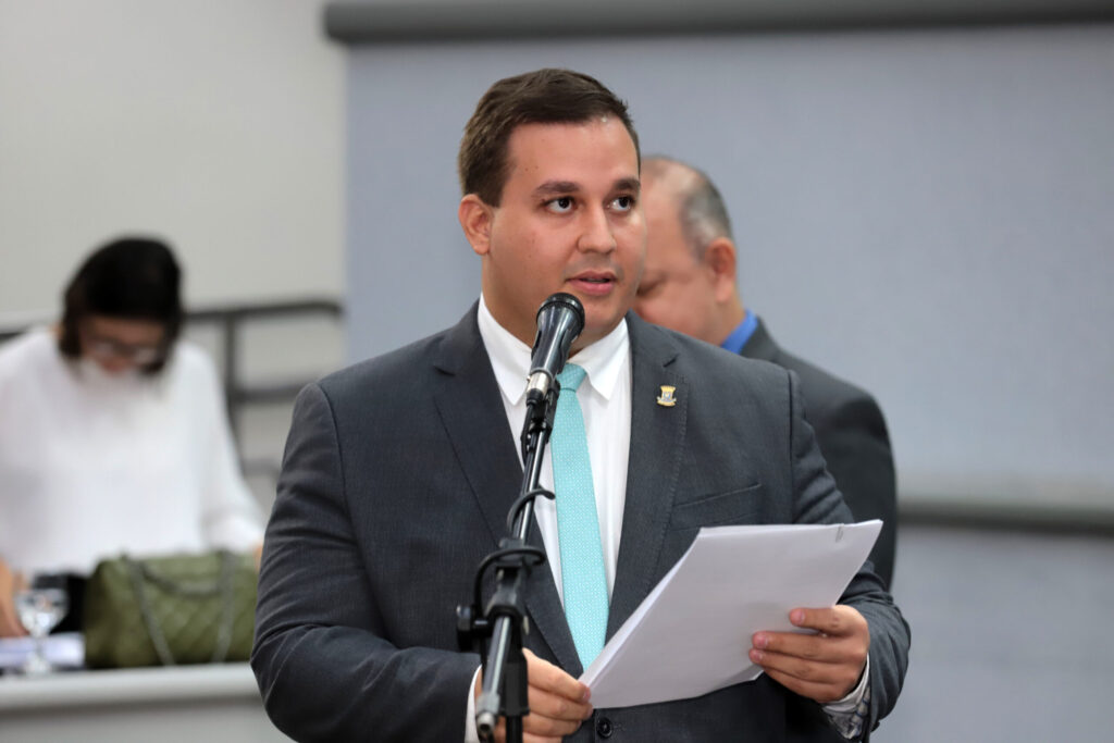 Vereador entrega mais de 60 pedidos para benfeitorias nos bairros nesta semana