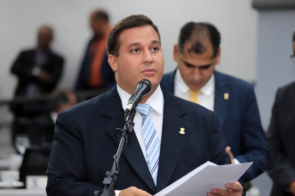 William Maksoud presta homenagem e propõe título de visitante ilustre ao arquiteto