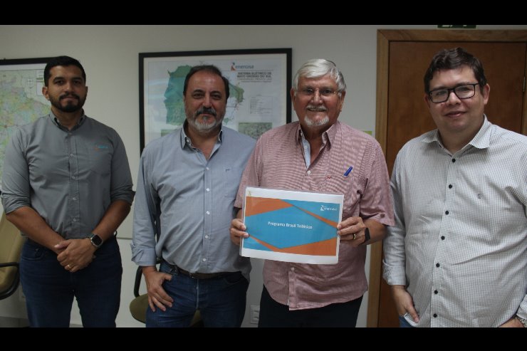 Zeca apresenta ao Governo Federal programa para levar energia trifásica ao campo