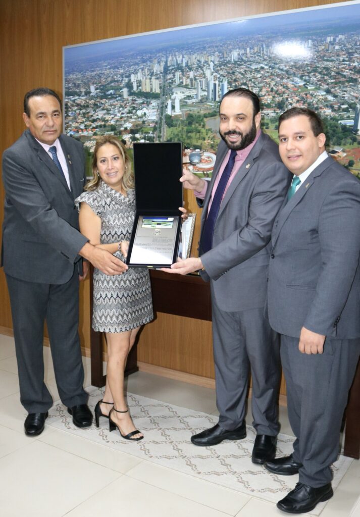 Presidente Carlão entrega Título de Visitante Ilustre à odontóloga Chilena e recebe visita de diretor da Perkal