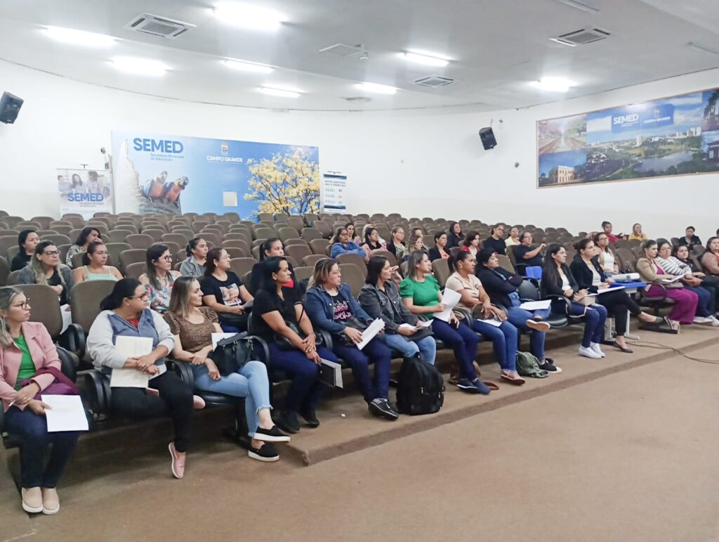 Assistentes educacionais inclusivos convocados pela Semed passam por orientação para posse