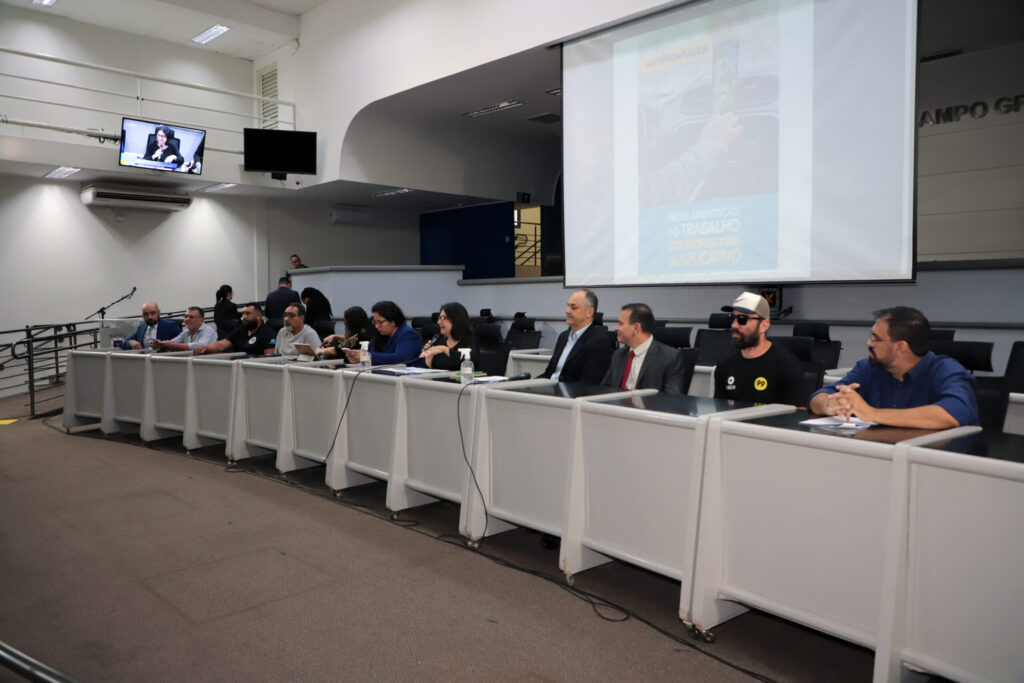 Audiência na Câmara discute regulamentação do trabalho dos motoristas de aplicativos e motoentregadores