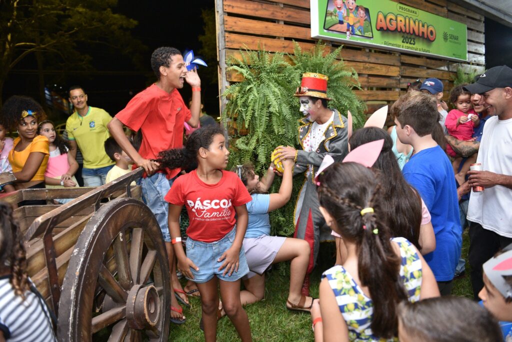 Brincadeira de Caça aos Ovos resgata memória afetiva de pais e filhos na Cidade da Páscoa