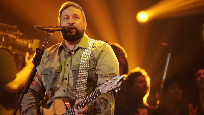 Cantor Fernandinho faz show gratuito no último dia de festa na Cidade da Páscoa