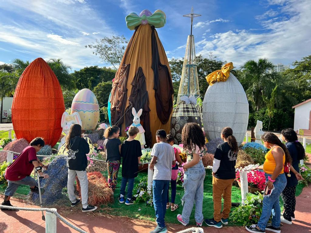 Cidade da Páscoa oferece tarde de magia para mais de 60 crianças e adolescentes de unidades acolhimento