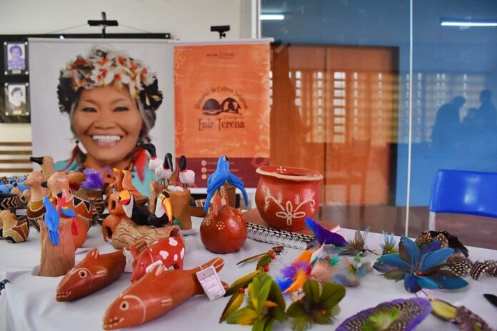 Com exposição de quadros, fotografias e apresentação de orquestra, Semed realiza evento voltado ao Abril Indígena
