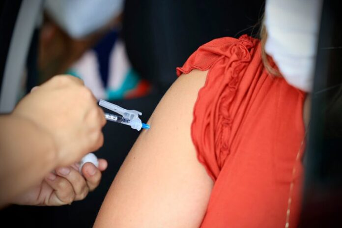 Saúde - coranavírus - vacina - vacinação - Vacinac¸a~o contra COVID-19 no esta´dio Arena da Amazo^nia. Manaus - AM, 20.11.2021.