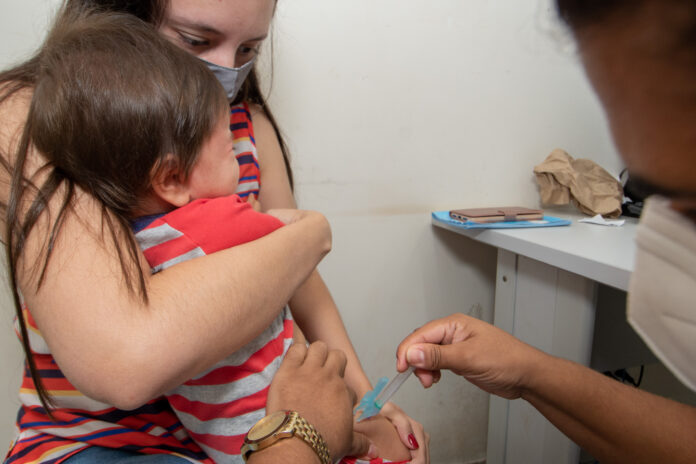 Disponível para todos os públicos prioritários, vacinação contra a Gripe acontece em mais de 70 locais