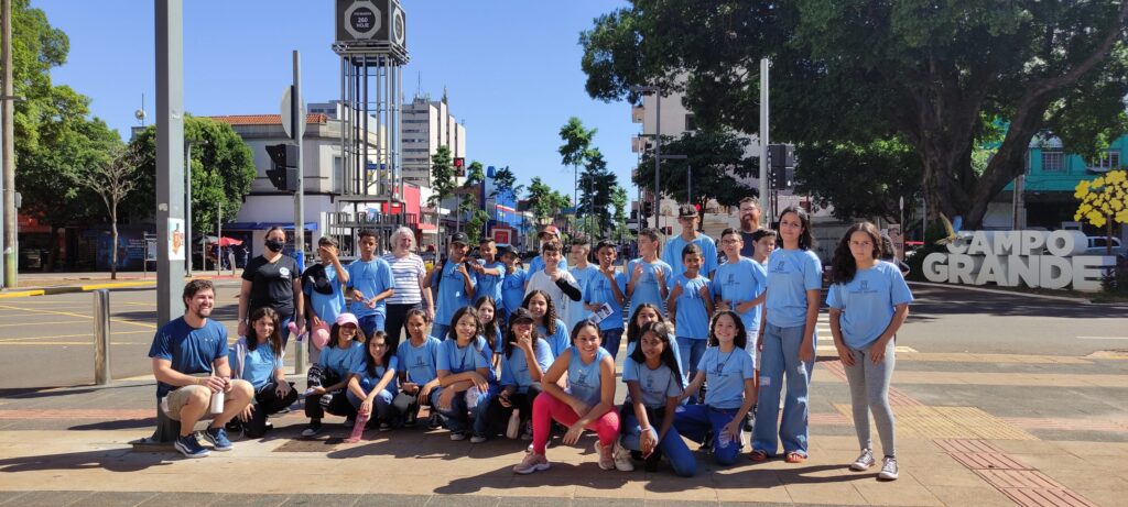 Estudantes da escola Municipal têm aula prática de história e geografia na Rua 14 de Julho