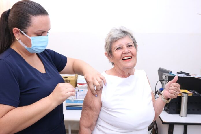 Liberada para todos os públicos prioritários, vacinação contra a gripe acontece em mais de 70 locais