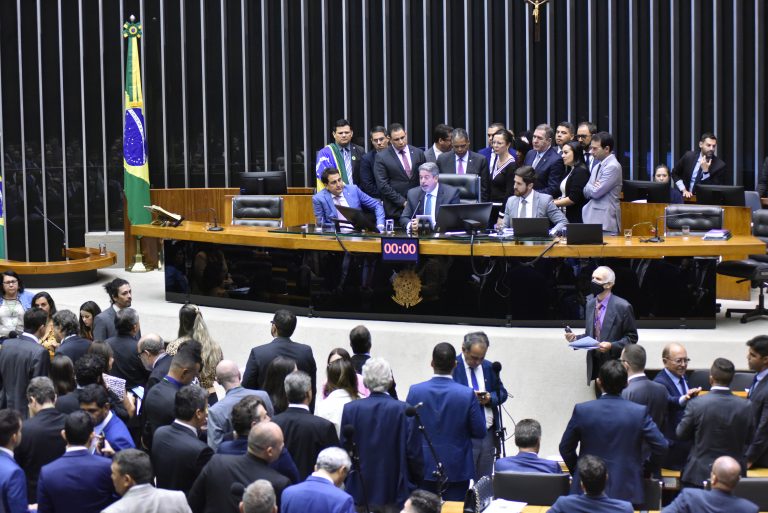 Lira determina criação de três comissões parlamentares de inquérito