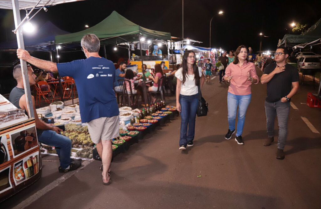 “Pé no Bairro”: Papy visita feira e curso de manicure no Rita Vieira