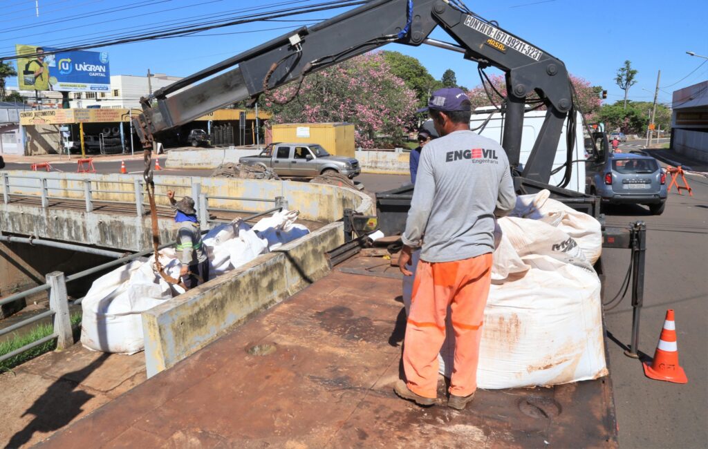 Prefeitura inicia recuperação da ponte sobre canal do Prosa danificada pela chuva