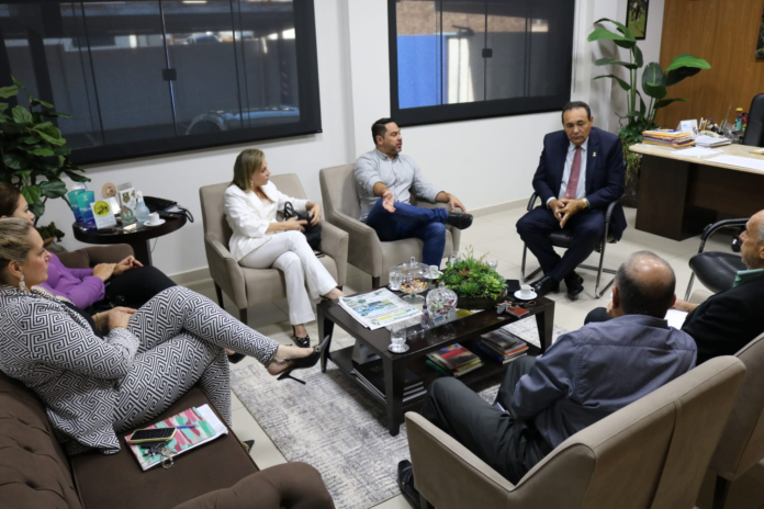 Presidente Carlão recebe Comissão das Clínicas Particulares da Capital  que prestam atendimento aos pacientes Renais Crônicos