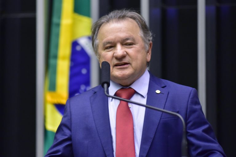 Deputado Merlong Solano discursa no Plenário da Câmara. Ele é branco, tem o cabelo grisalho e veste terno azul-marinho