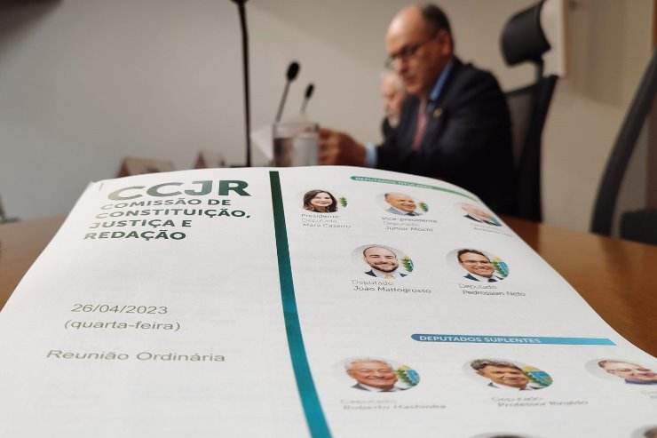 Projeto que exige assinatura física em empréstimos online para idosos passa pela CCJR