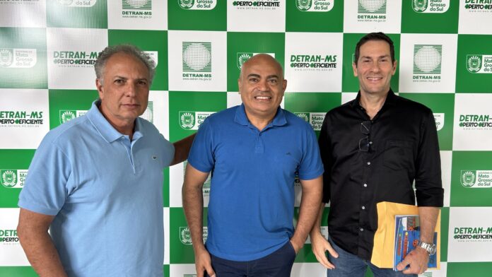 Ronilço Guerreiro faz reunião com diretores do Detran e Agetran para discutir sinalização na rotatória da Euler com a Tamandaré