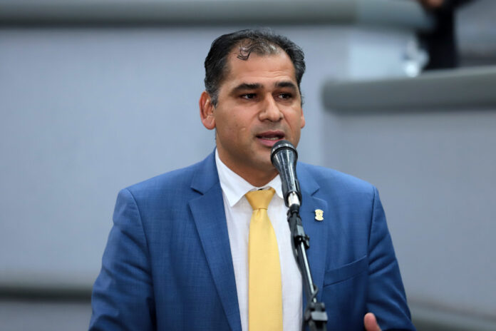 Ruas ‘intransitáveis’ precisam de reparos urgentes no Estrela Park e Cristo Redentor, diz Betinho