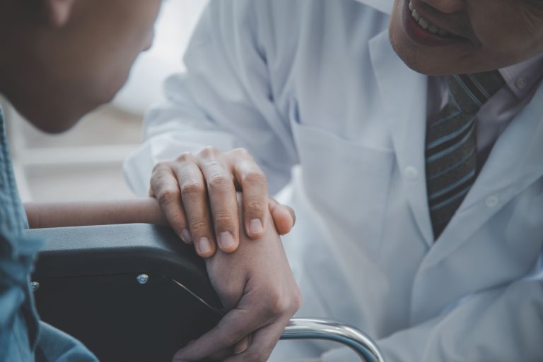 Criança em cadeira de rodas - criança com atrofia muscular - Criança com deficiência