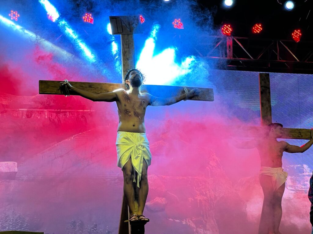 Sexta-feira Santa é marcada por emoção em encenação da Paixão de Cristo na Cidade da Páscoa
