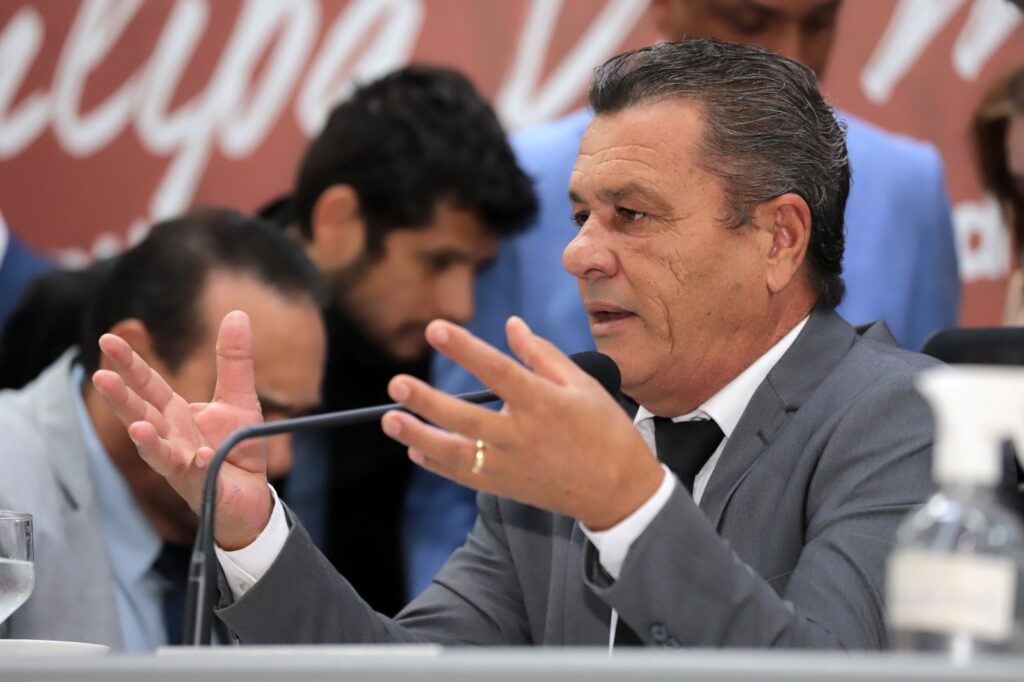 Sinalização e Tapa buracos são serviços reivindicados pelo vereador Delei