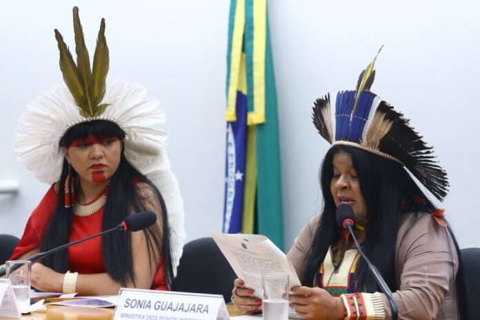 Exposição dos planos e programas do ministério. Dep. Célia Xakriabá (PSOL - MG) e a Ministra dos Povos Indígenas, Sônia Guajajara.