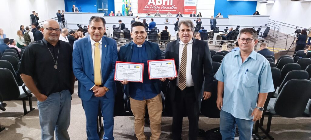 Vereador Ademir Santana entrega Moção de Congratuação pela inauguração da República de Jovens