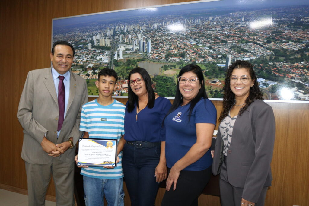Vereador Carlão entrega homenagem a jovem do Instituto Mirim que foi aprovado aos 17 anos no vestibular de engenharia da UFMS