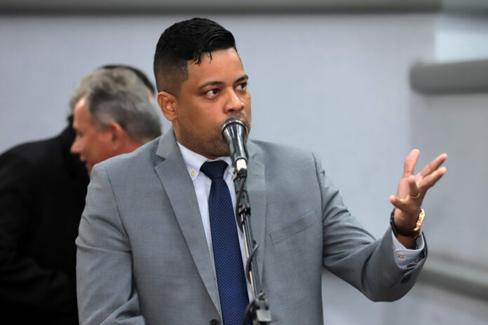 Vereador Professor Riverton relembra lei da sua autoria, aprovada há um ano, que apresenta soluções efetivas para a saúde dos educadores