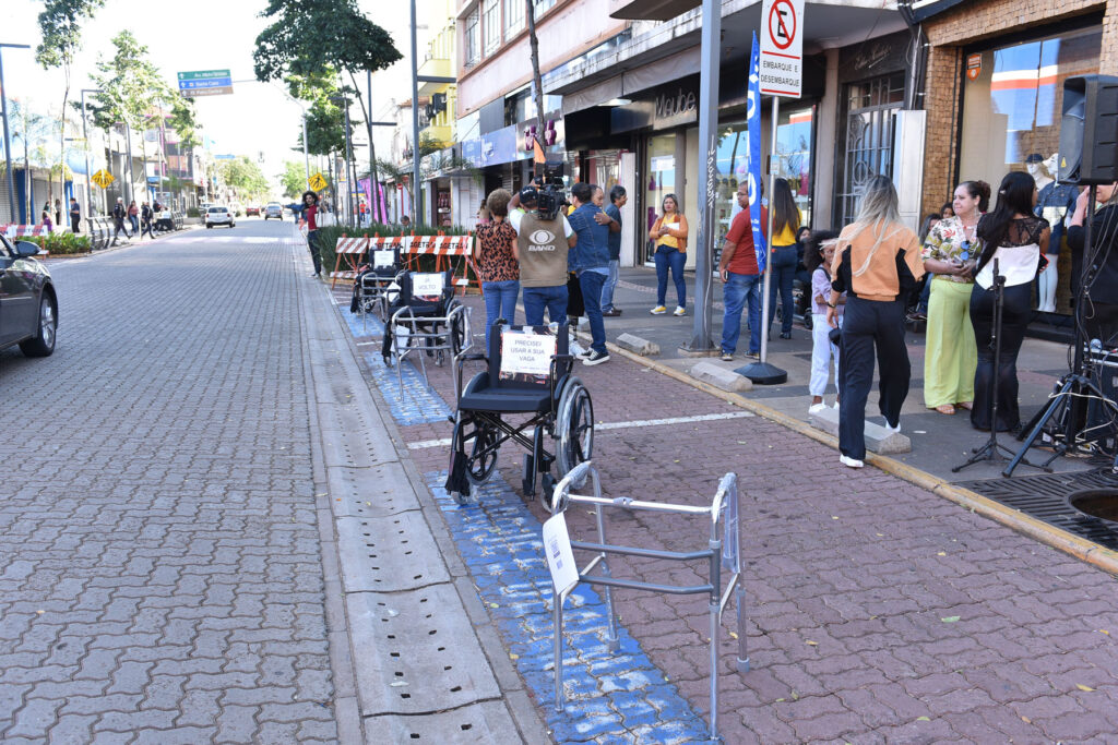 Ação da Prefeitura busca conscientizar sobre uso inadequado da vaga de estacionamento para PCD