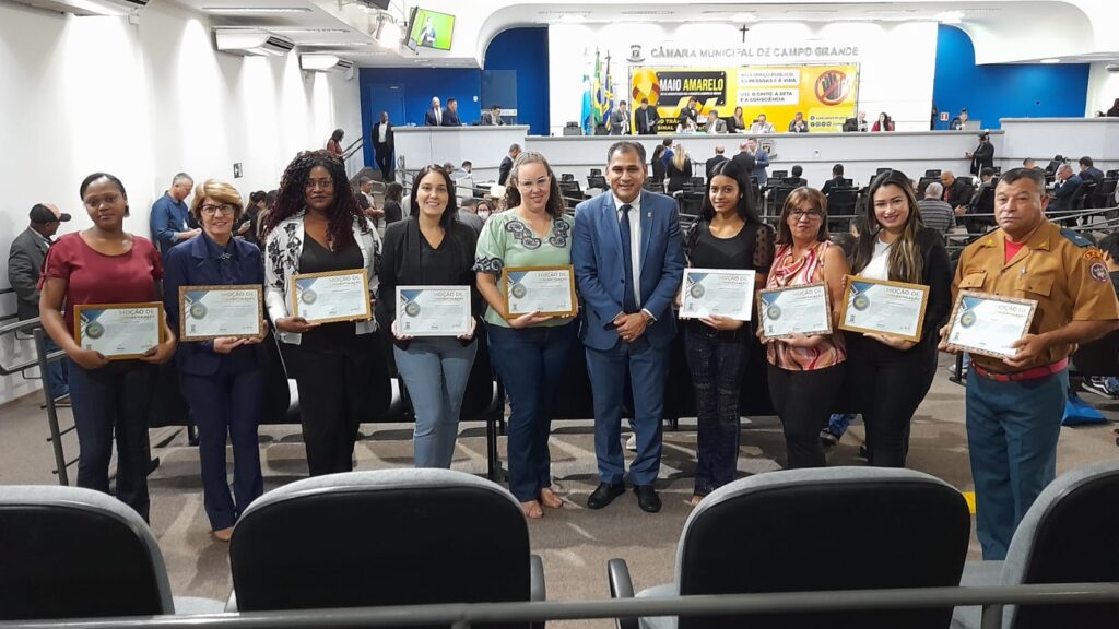 Betinho homenageia profissionais de banco de leite que atende hoje 25 recém-nascidos