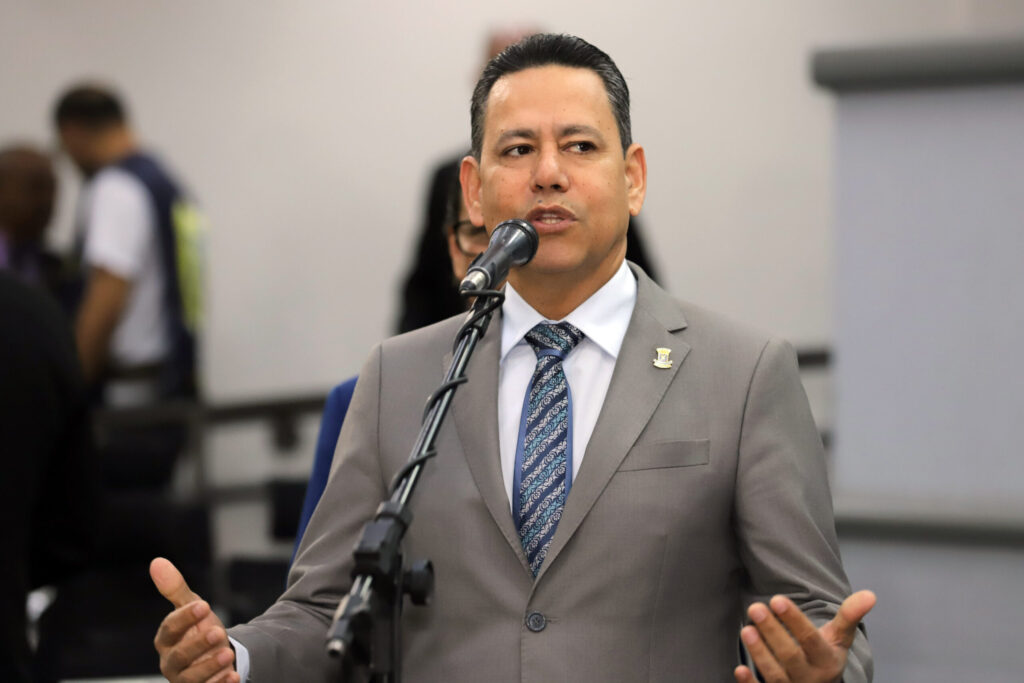 Clodoilson Pires indica melhorias para o município com limpeza de bueiro e patrolamento