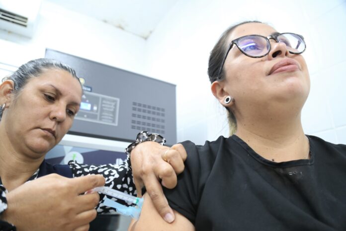 Com 14 unidades abertas e dois pontos itinerantes, Prefeitura realiza Dia D de vacinação