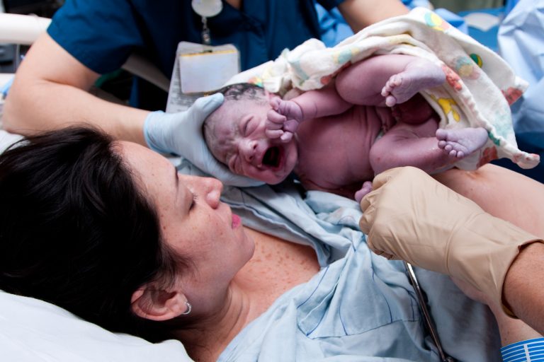 Saúde - geral - parto - nascimento - maternidade - mulher dá a luz a bebê