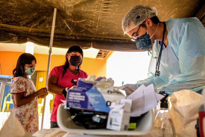 Médico atende indígenas numa barraca