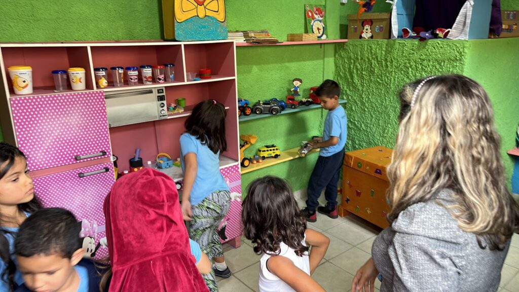 Cursista do programa Profuncionário constrói brinquedoteca em escola da REME