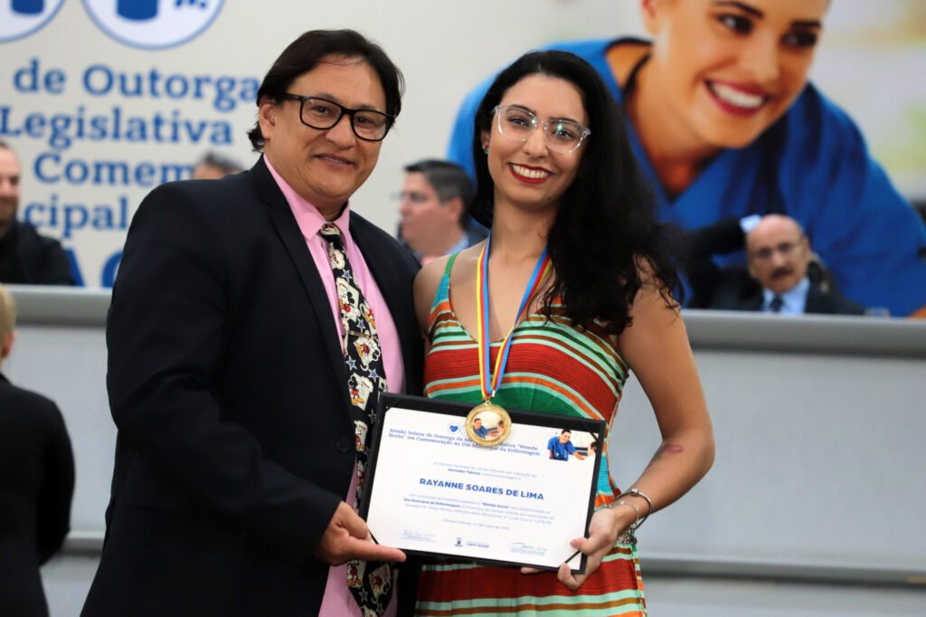 Em sessão solene na Câmara Municipal vereador Tabosa outorga medalha a profissionais da enfermagem