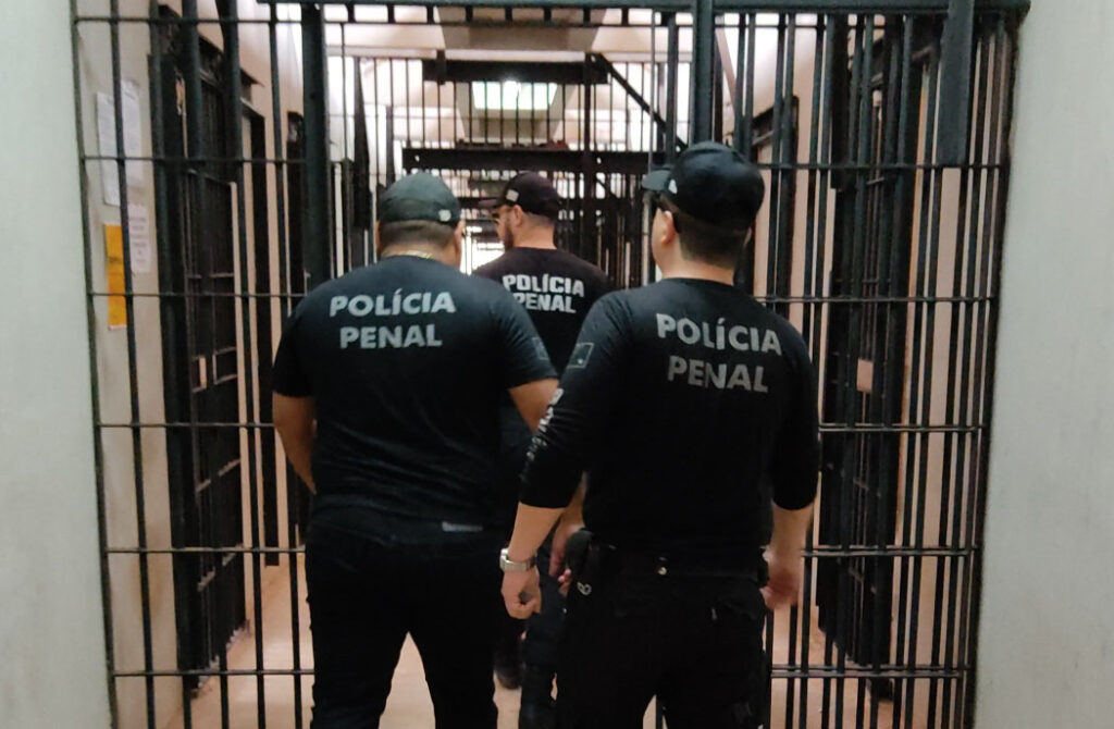Escondidos entre muralhas, heróis anônimos trabalham pela manutenção da paz social
