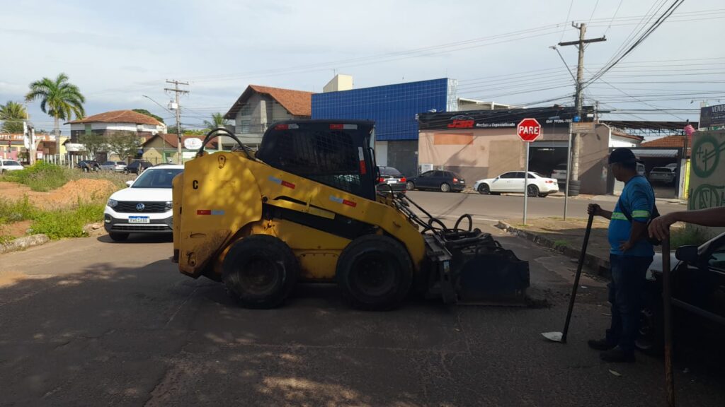 Manhã de segunda-feira começa com rua do bairro Vila Carvalho recebendo operação tapa-buraco após pedido de Tiago Vargas